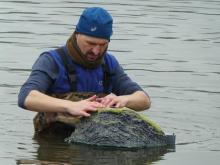 Dejv znovu testoval ukotvení majáku.