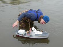 Když už byl ve vodě, pomohl na vodu novému modelu, který postavil Bohouš.