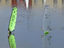Někdo dává přednost plachtě s výraznou barvou, jiný volí průhledný matriál.