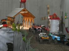 Terénní auta projížděla kolem větrného mlýna.